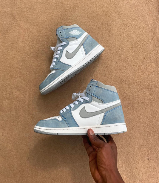 Nike Air Jordan Retro 1 ‘hyper royal  ‘
