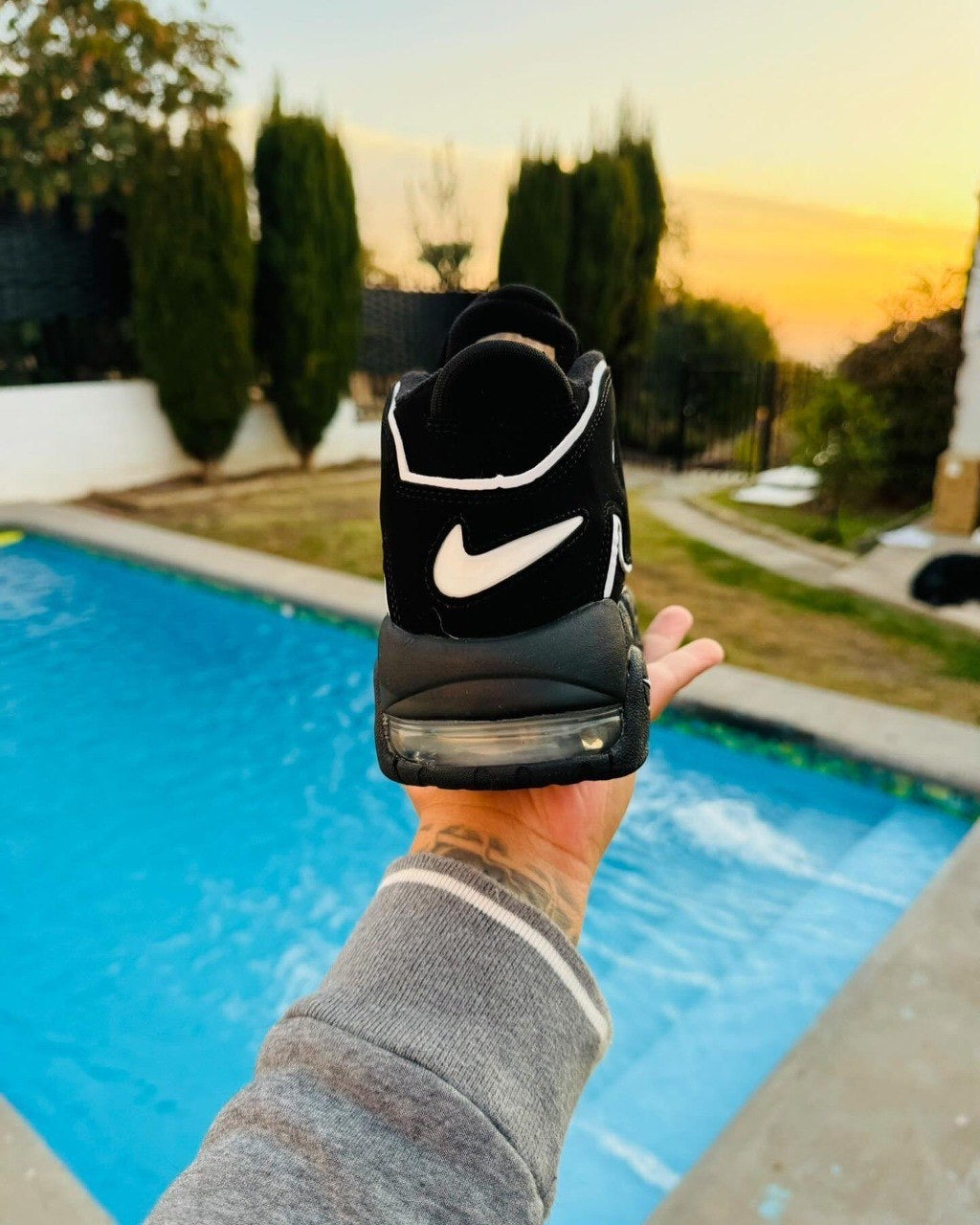 Nike UPTEMPO ‘ black white ‘