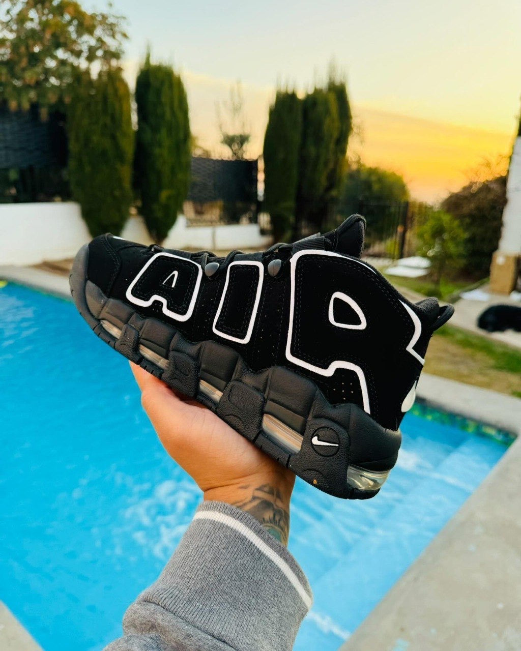 Nike UPTEMPO ‘ black white ‘
