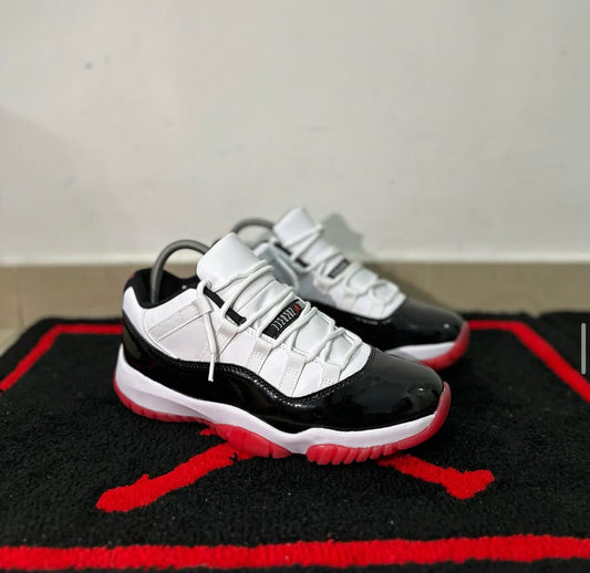 Nike Air Jordan 11 Retro low  ‘ concord bred ‘